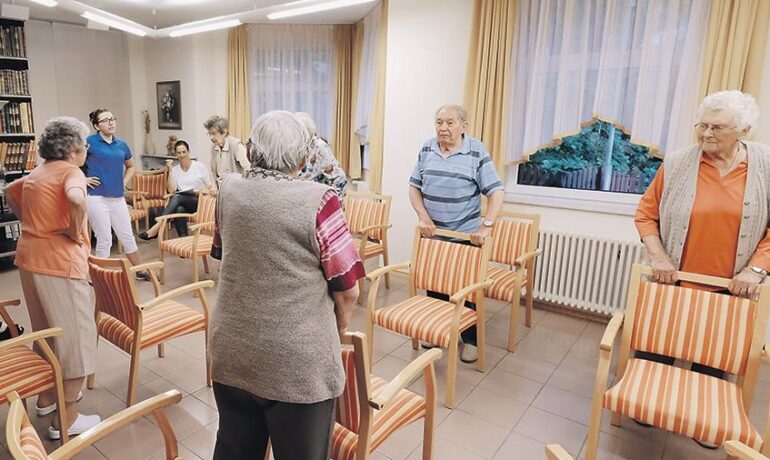 устроить в дом престарелых